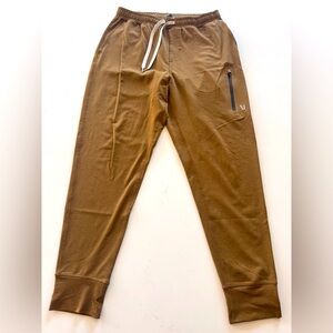 Vuori Sunday Performance Jogger in gold size medium